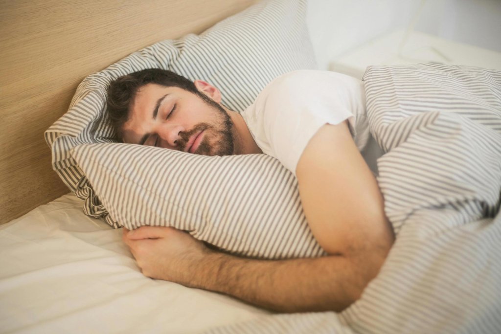 Homme qui dort sommeil profond